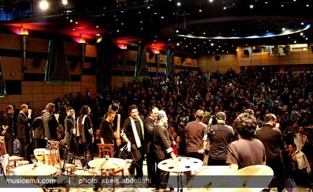 اجرای گروه دارکوب با همراهی حامد بهداد/ گزارش تصویری