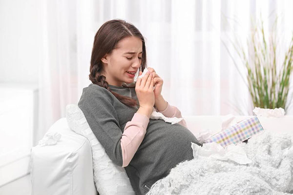 گریه‌کردن در دوران بارداری؛ دلایل و راه‌های مقابله با آن