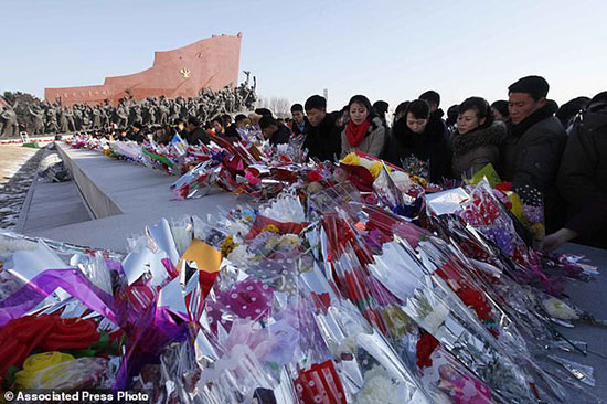 ادای احترام به کیم جونگ ایل در سالگرد مرگش
