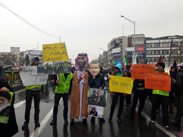 حضور نمادین «جلیقه‌زردها» در جشن انقلاب