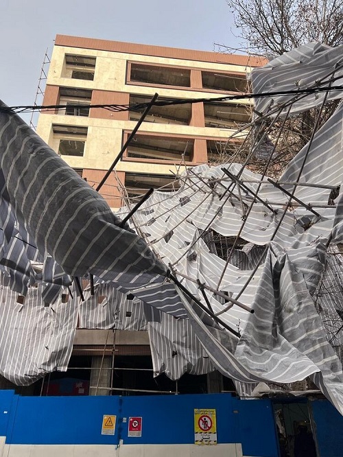 طوفان داربست ساختمان ۶ طبقه را از جا کند