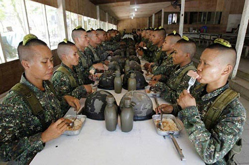 عکس: تمرین زنان ارتش هنگام غذا خوردن