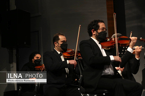 تصاویری از تنها زن رهبر ارکستر ایران روی صحنه