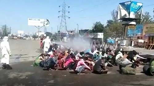 جنجال بر سر ضدعفونی‌ کردنِ کارگران در هند