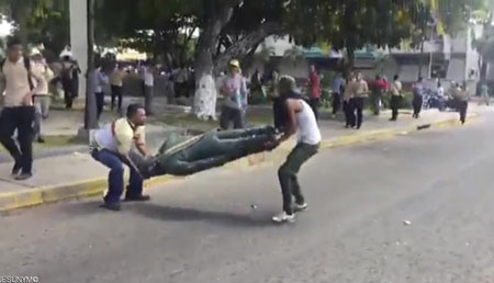 مجسمه چاوز در ونزوئلا پایین کشیده شد