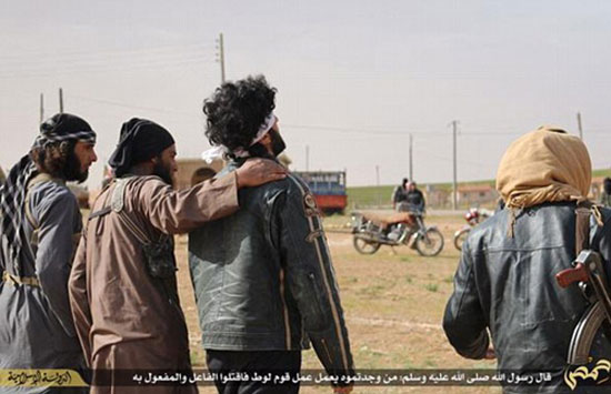 اقدام عجیب داعش قبل از سنگسار +عکس