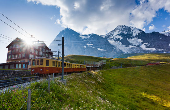زیباترین ایستگاه قطار کوهستانی سوئیس