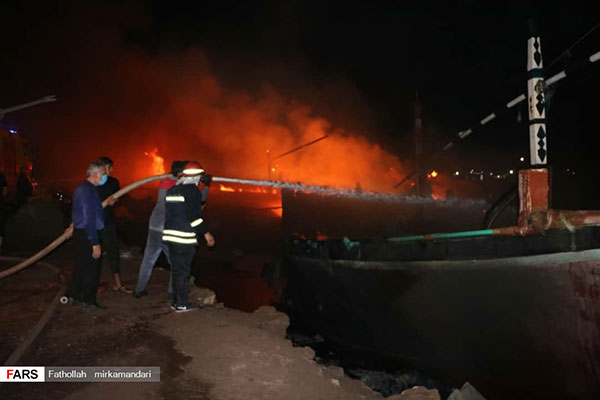 تصاویری از آتش‌سوزی در بندر صیادی «کنگ»