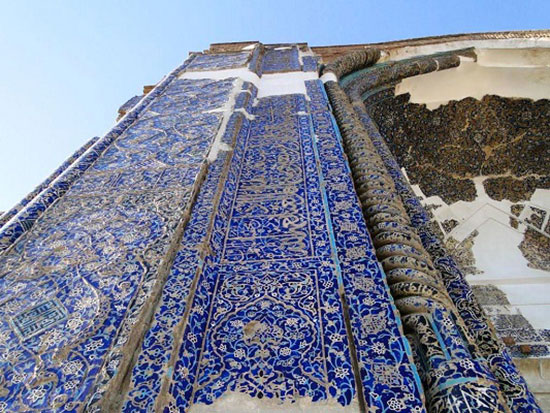 مسجد کبود تبریز؛ هنر معماری در دستان کاشی‌کاری‌ها