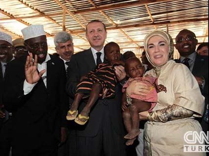 اردوغان و همسرش در ميان قحطي زدگان