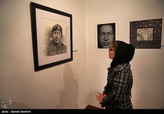 عکس: احمدی نژاد در نمایشگاه عکس «چاوز»