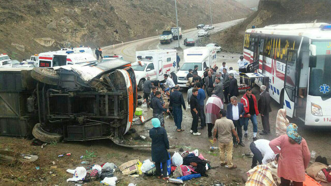 واژگونی اتوبوس گردشگران اصفهانی در گردنه حیران