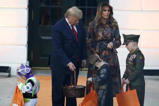 ترامپ و ملانیا همراه عروسک مینیون در هالووین
