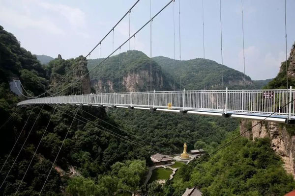 پل معلق شیشه‌ای در ارتفاع ۱۶۸ متری