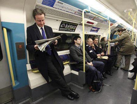 تصویری از نخست وزیر بریتانیا در مترو!