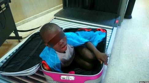 سفر قاچاقی یک کودک با چمدان! +عکس