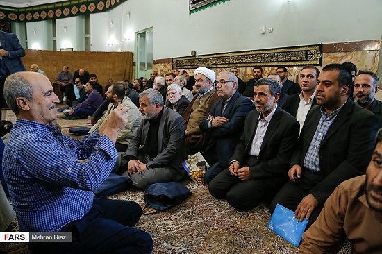 احمدی‌نژاد و دوستان در یک مراسم ختم