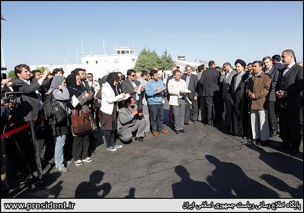عکس:امام‌جمعه به استقبال احمدی‌نژاد نرفت