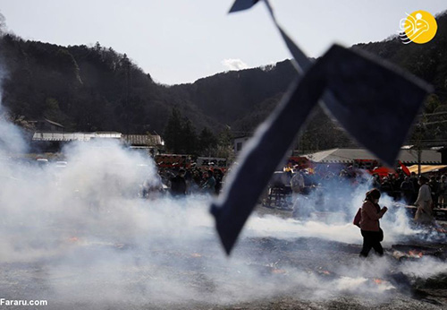 راه رفتن عبادت‌کنندگان ژاپنی روی ذغال داغ