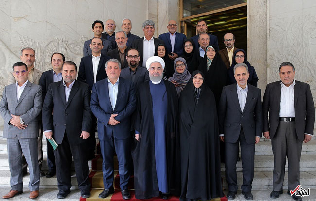 عکس یادگاری اعضای شورای شهر با روحانی