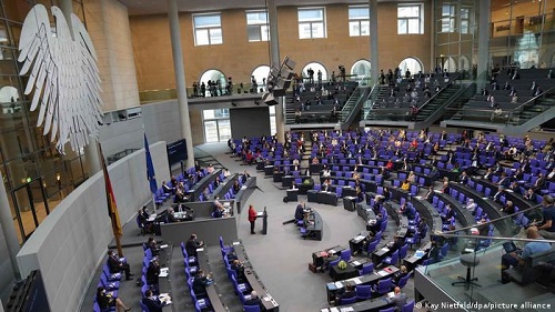 نمایندگان پارلمان آلمان چقدر حقوق می‌گیرند؟
