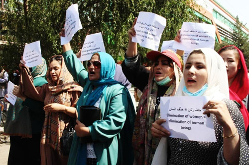 اعتراض زنان برای حذف حق تحصیل توسط طالبان