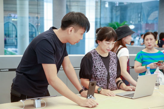 بزرگ‌ترین فروشگاه هوآوی در چین افتتاح شد