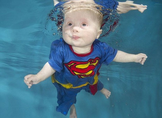 این نوزاد برای زنده ماندن باید شنا کند!