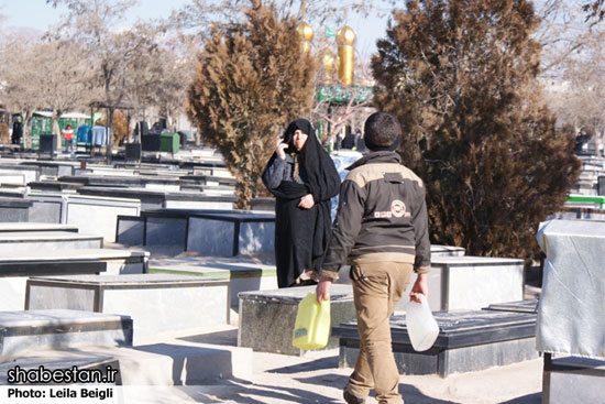 کودکان آب فروش در گورستان +عکس