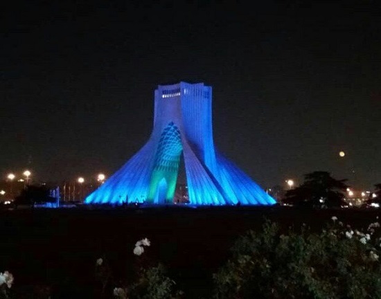 برج آزادی، آبی رنگ شد