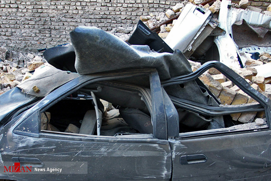 خودروهای آسیب دیده بر اثر زلزله در یک تعمیرگاه