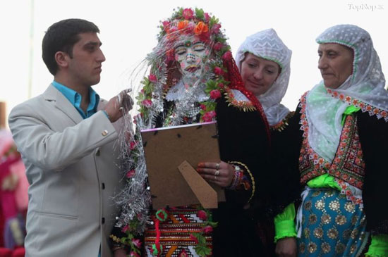 آرایش عجیب عروس های بلغاری! +عکس