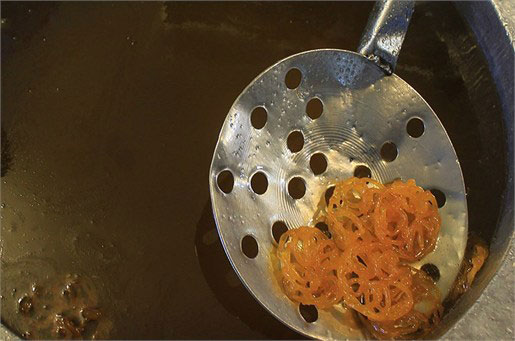 عکس: نحوه پخت زولبیا و بامیه