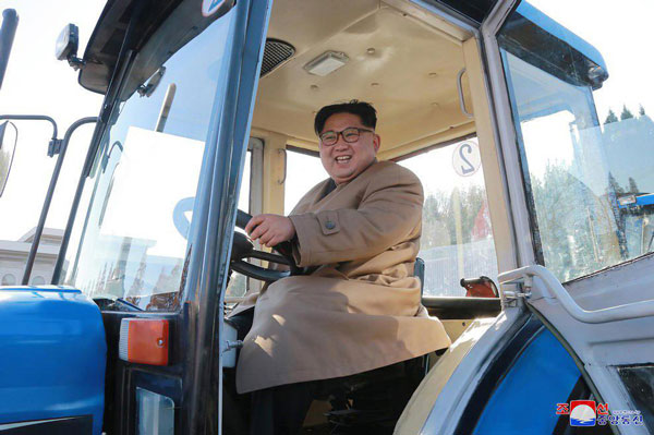 رهبر کره شمالی در حال راندن یک تراکتور