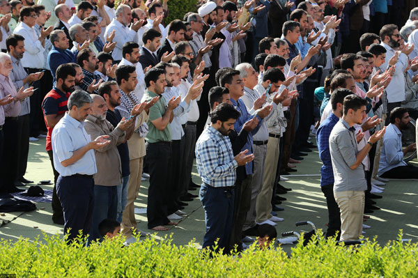 اقامه نماز عید فطر به امامت رهبر انقلاب