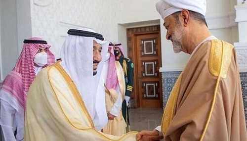 ملک سلمان و سلطان عمان، نشان رد و بدل کردند