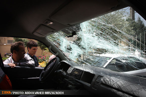 حمله مرد پرادو سوار به خودرو اورژانس+عکس
