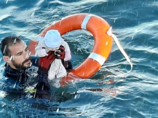 ‏نجات نوزادی دو ماهه در آب‌های دریای مدیترانه