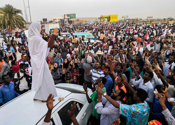 آلاء صالح؛ دختری که نماد انقلاب سودان شد