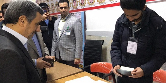 احمدی‌نژاد رأی خود را به صندوق انداخت