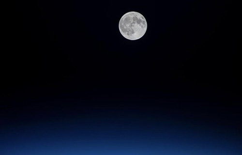 درخشش ماه کامل از منظر فضا