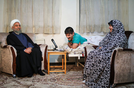 عکس: حضور روحانی در خانه یک جانباز