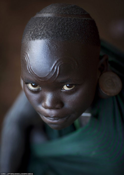 آرایش دختران آفریقایی با تیغ