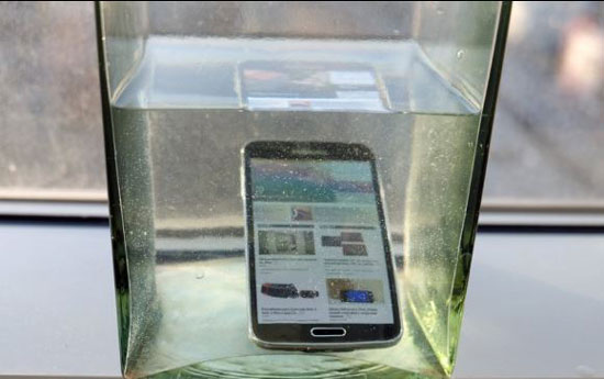 بررسی قابلیت ضد آب بودن گوشی Galaxy S5 سامسونگ