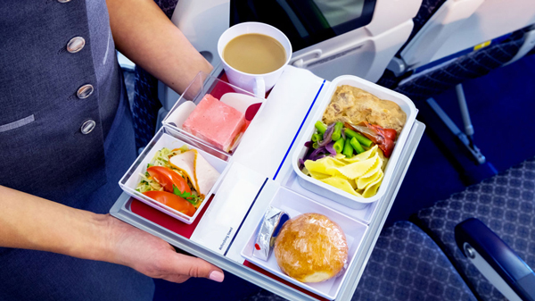 ۱۰ نکته جالب درباره غذا خوردن در هواپیما