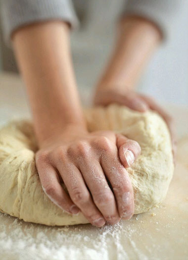 نحوه آماده کردن خمیر پیتزای خانگی