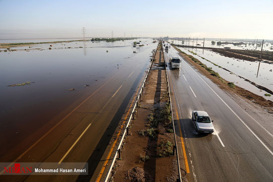 ورود سیلاب به جاده اهواز - آبادان