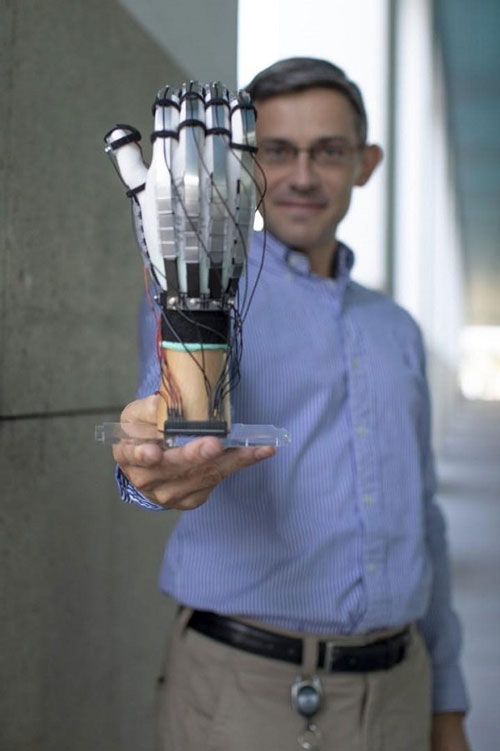 لمس اشیا در دنیای مجازی با دستکش چسبنده
