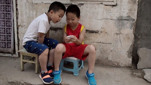 چین استفاده از موبایل را در مدارس ممنوع کرد