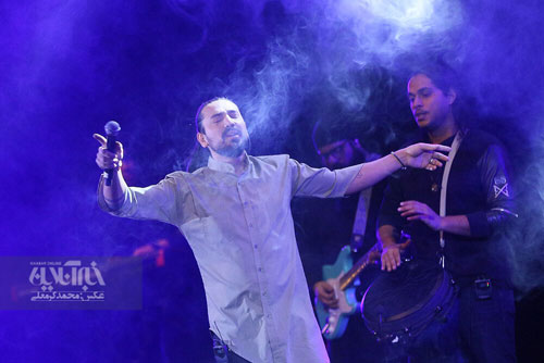 تصاویر تماشایی از اجرای امیرعباس در جشنواره